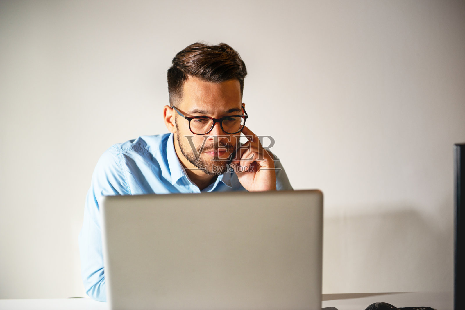 在办公室工作的年轻人照片摄影图片