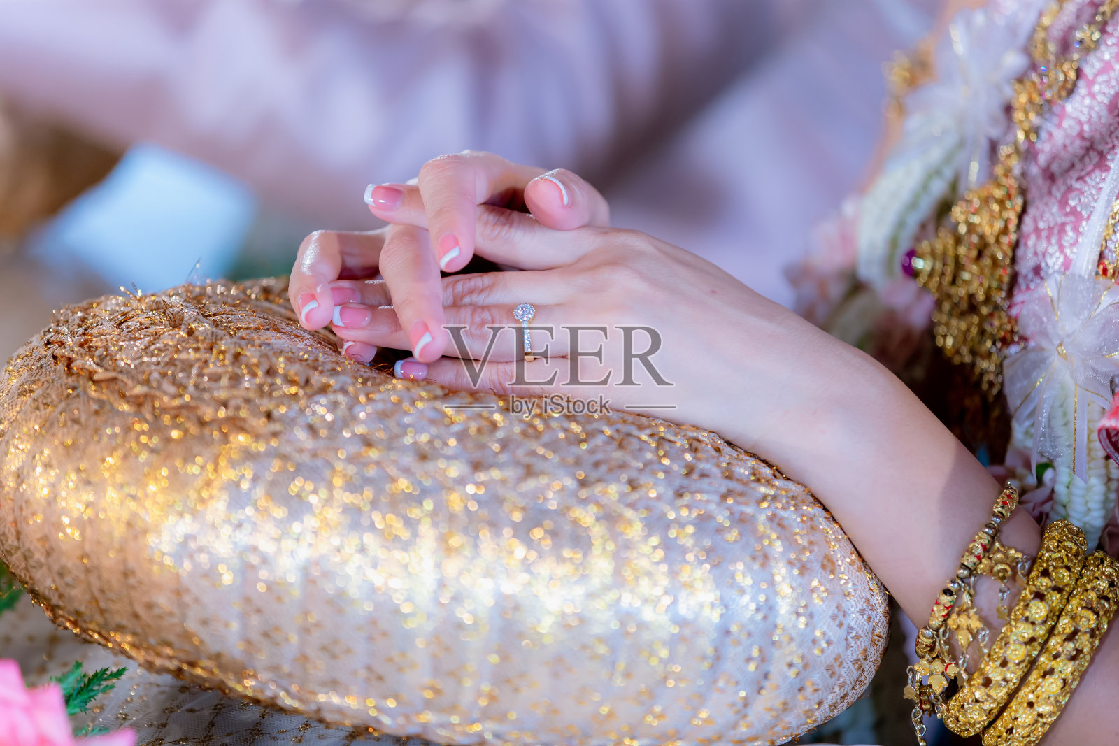 女人的手显示与钻石戒指。她订婚了。订婚戒指插入手指的照片。女人手上戴着一枚钻石戒指照片摄影图片