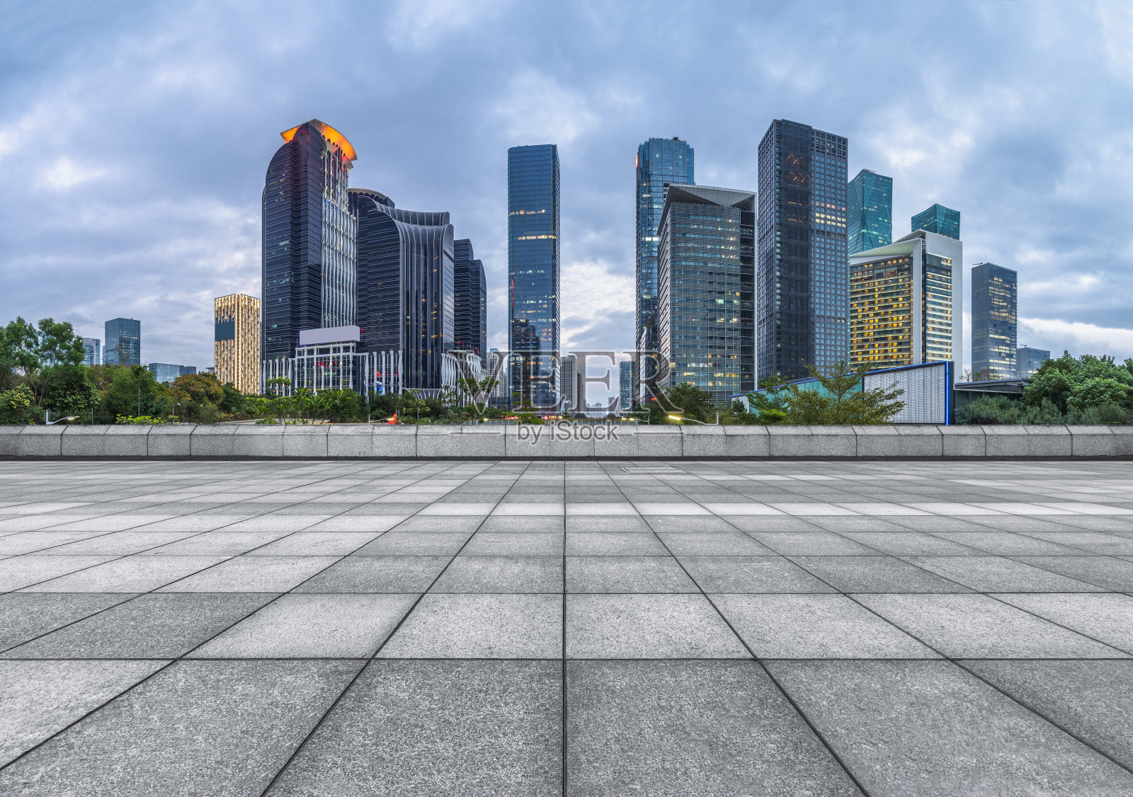 空砖地板与城市景观和天际线照片摄影图片