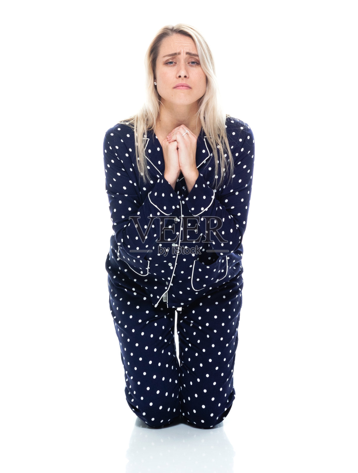 全长/正面视图/一个20-29岁的成年人漂亮的金发/长发白人女性/年轻女性跪着穿着睡衣/睡衣谁是绝望/饥饿/贫穷/冷淡的态度和乞讨照片摄影图片