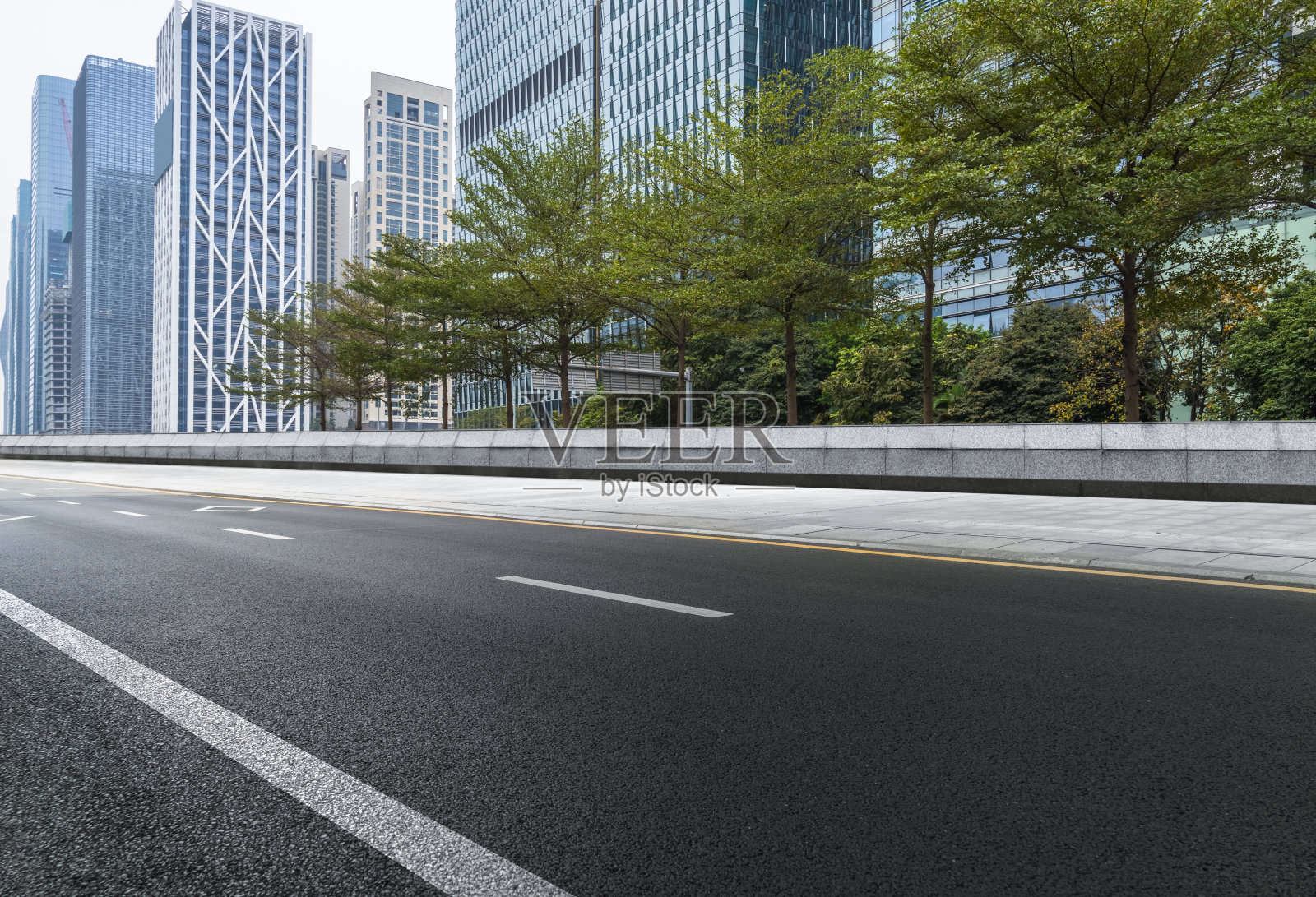 现代建筑前面空荡荡的柏油路照片摄影图片