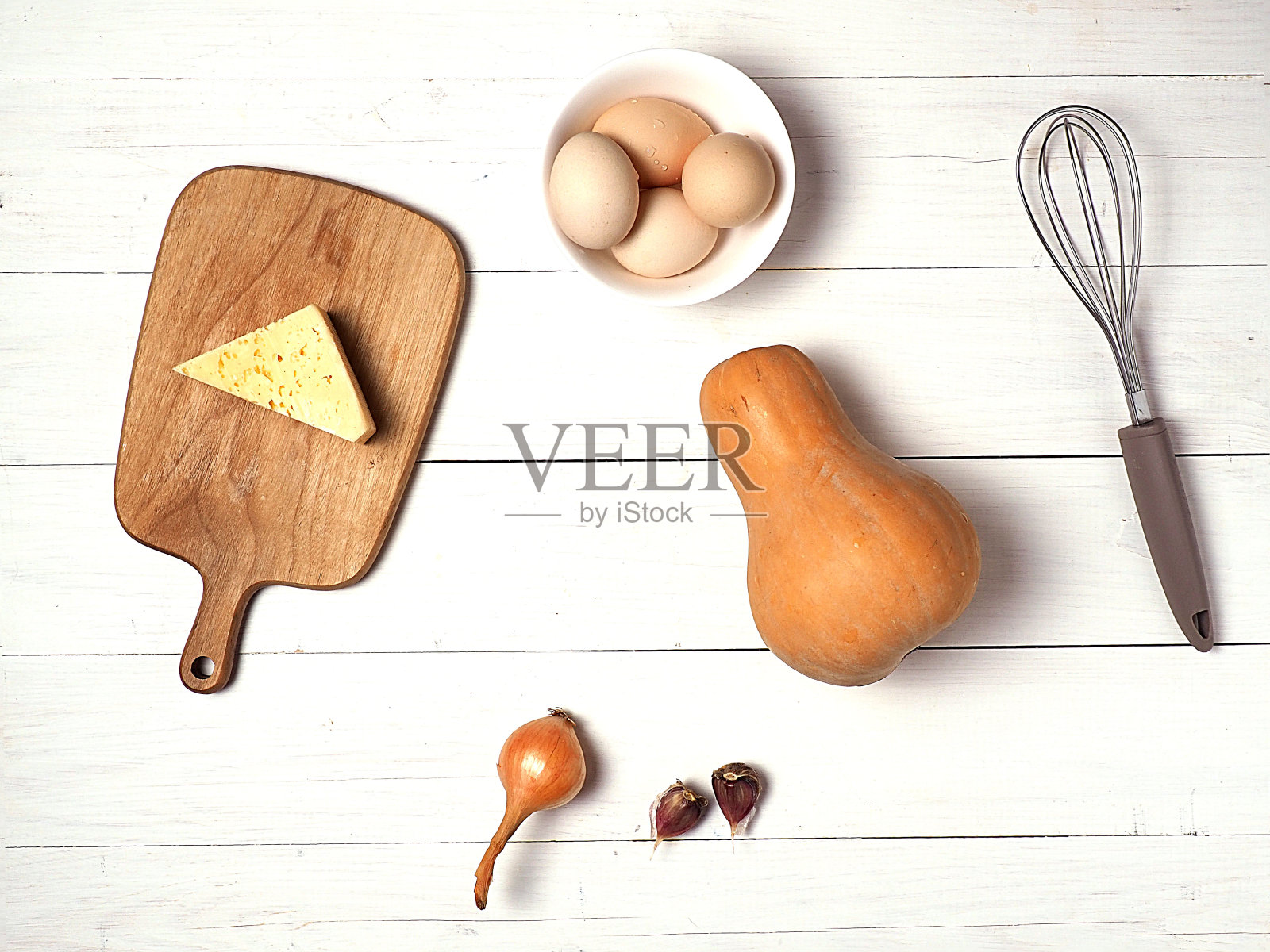 在白色木桌上制作美味的南瓜肉馅煎蛋饼。照片摄影图片