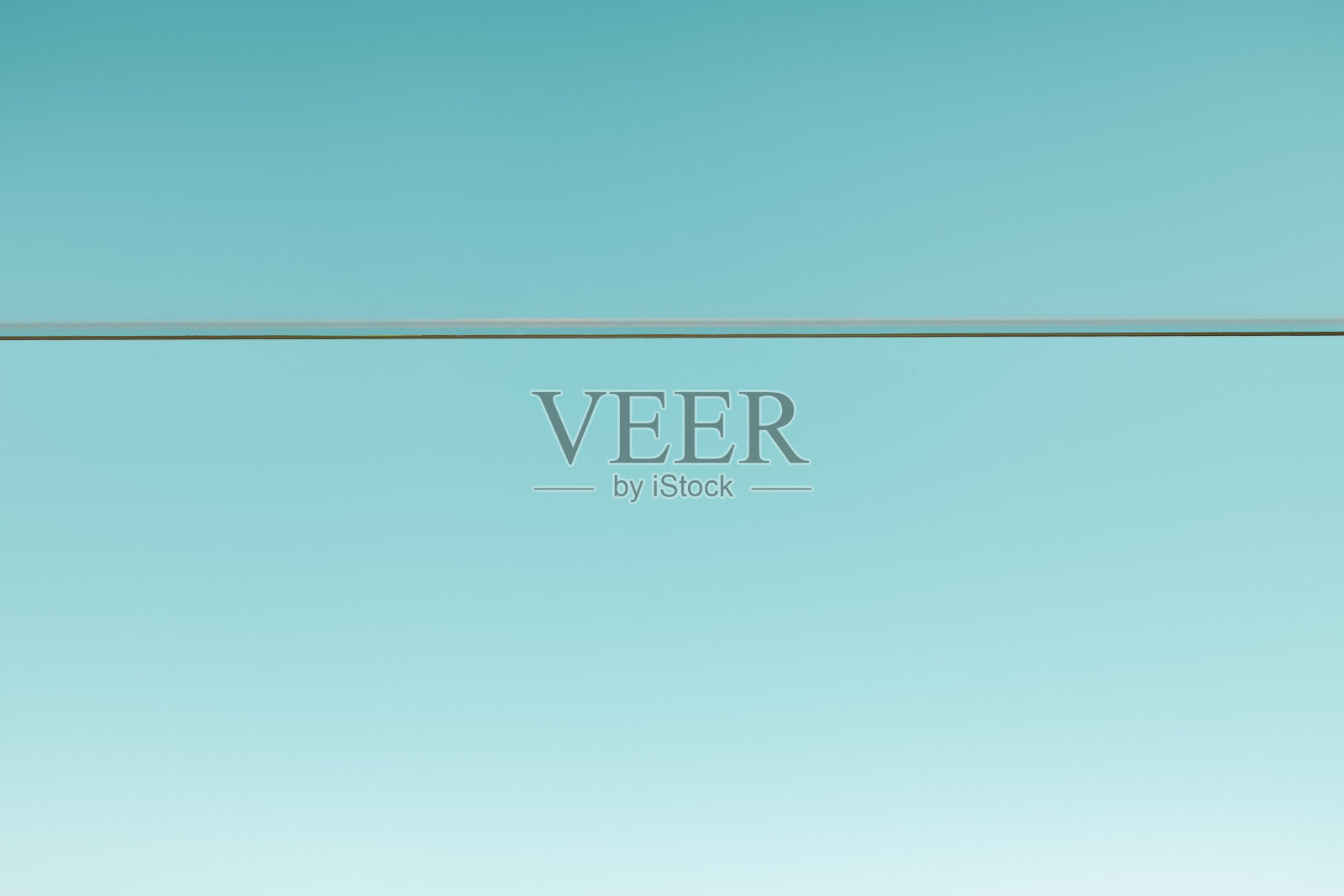 清澈透明的水在蓝色背景照片摄影图片