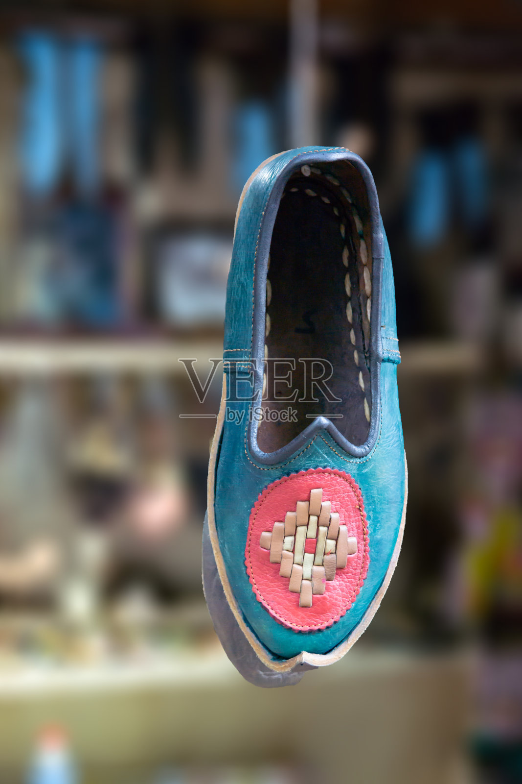 凉鞋鞋模型在古代。照片摄影图片