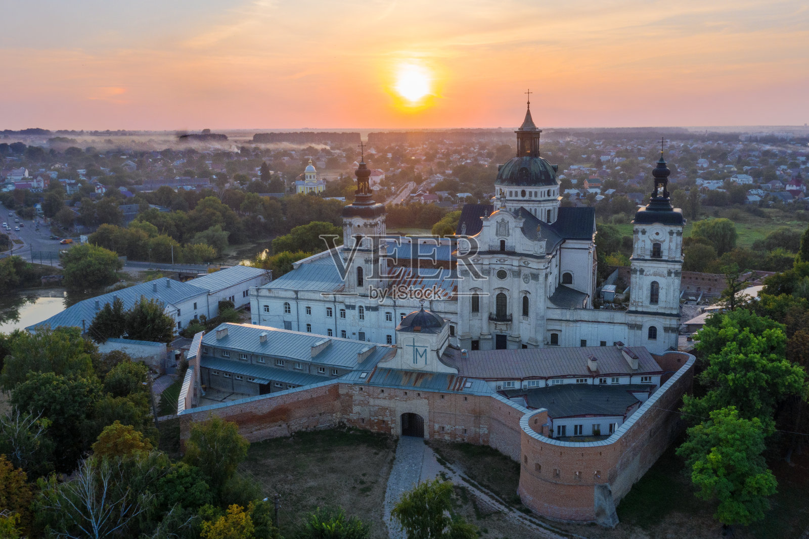 别尔季切夫的赤脚卡梅尔派修道院。从上面的观点照片摄影图片