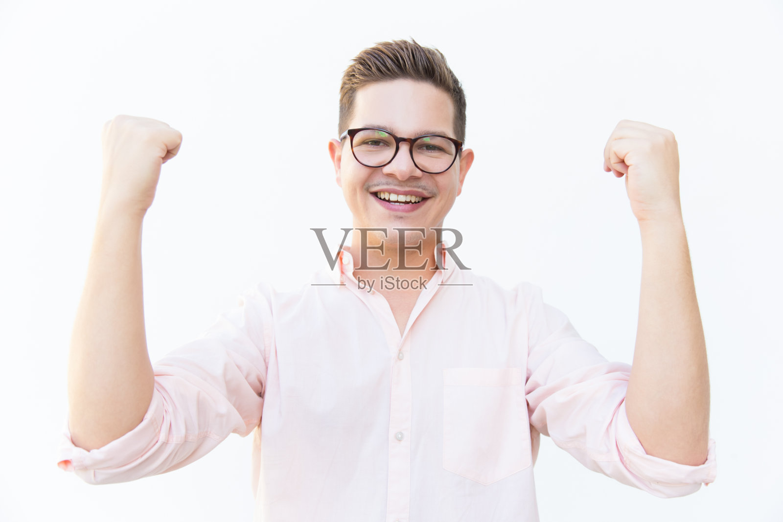 戴着眼镜的快乐兴奋的家伙庆祝成功照片摄影图片