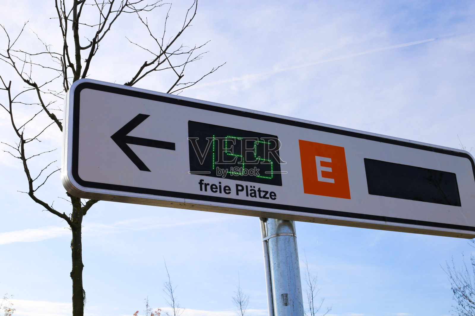 封闭的免费停车场信息标识(德语:“freie Plätze”意思是免费停车场)照片摄影图片