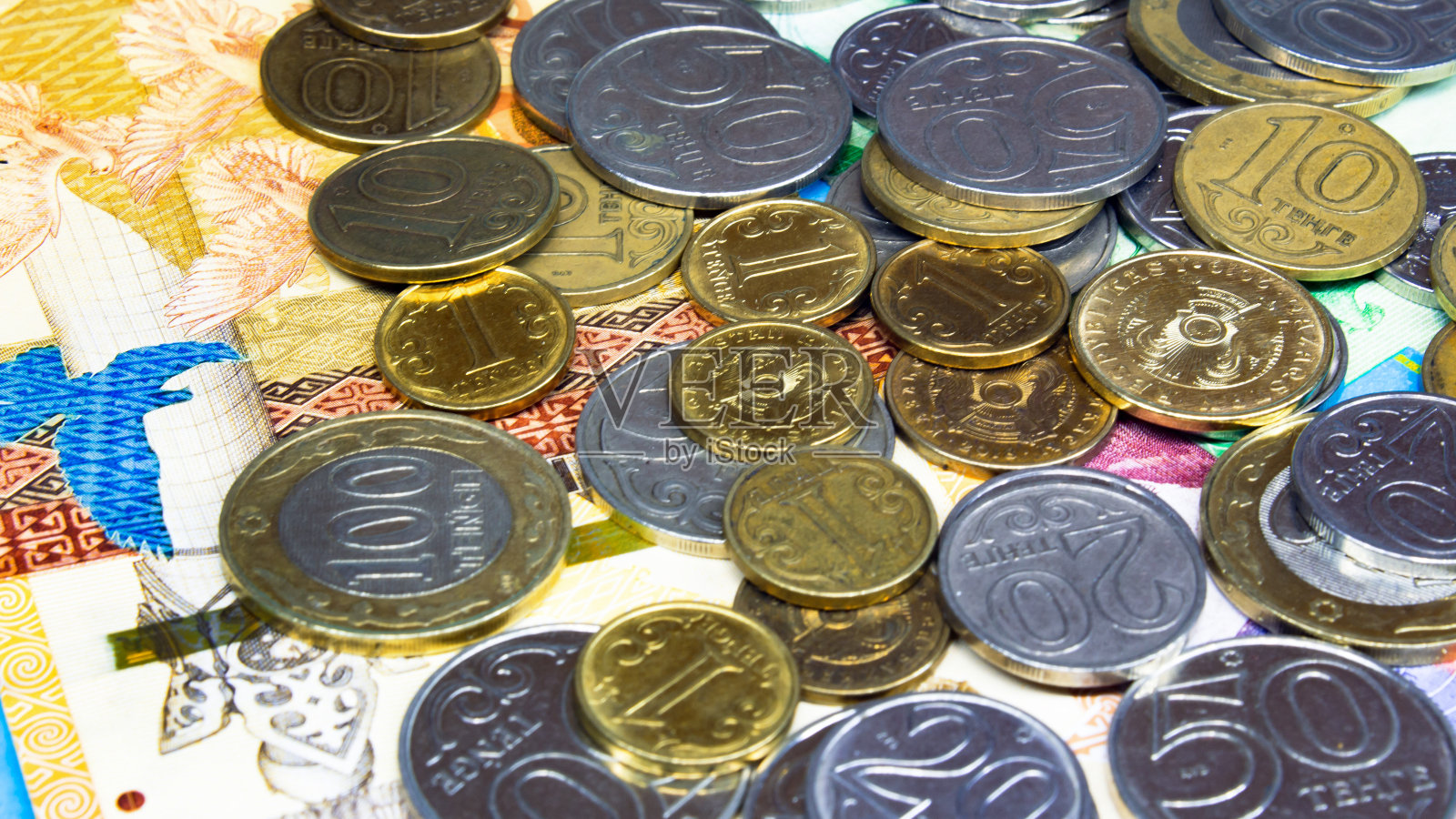 坚戈在一个蓝色的背景与硬币。坚戈钞票。哈萨克斯坦坚戈币照片摄影图片