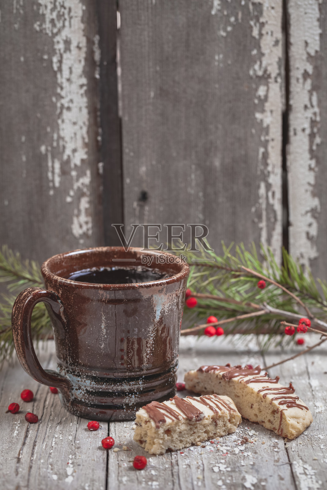 复古假日背景下的咖啡和脆饼照片摄影图片