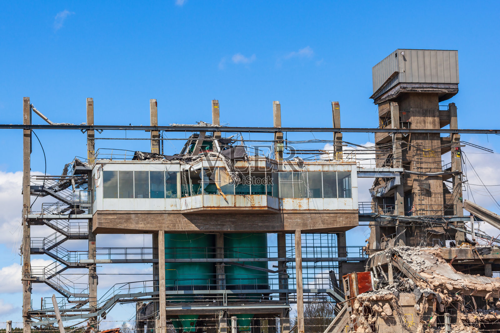 在一个废弃的旧工厂里进行拆迁工作照片摄影图片