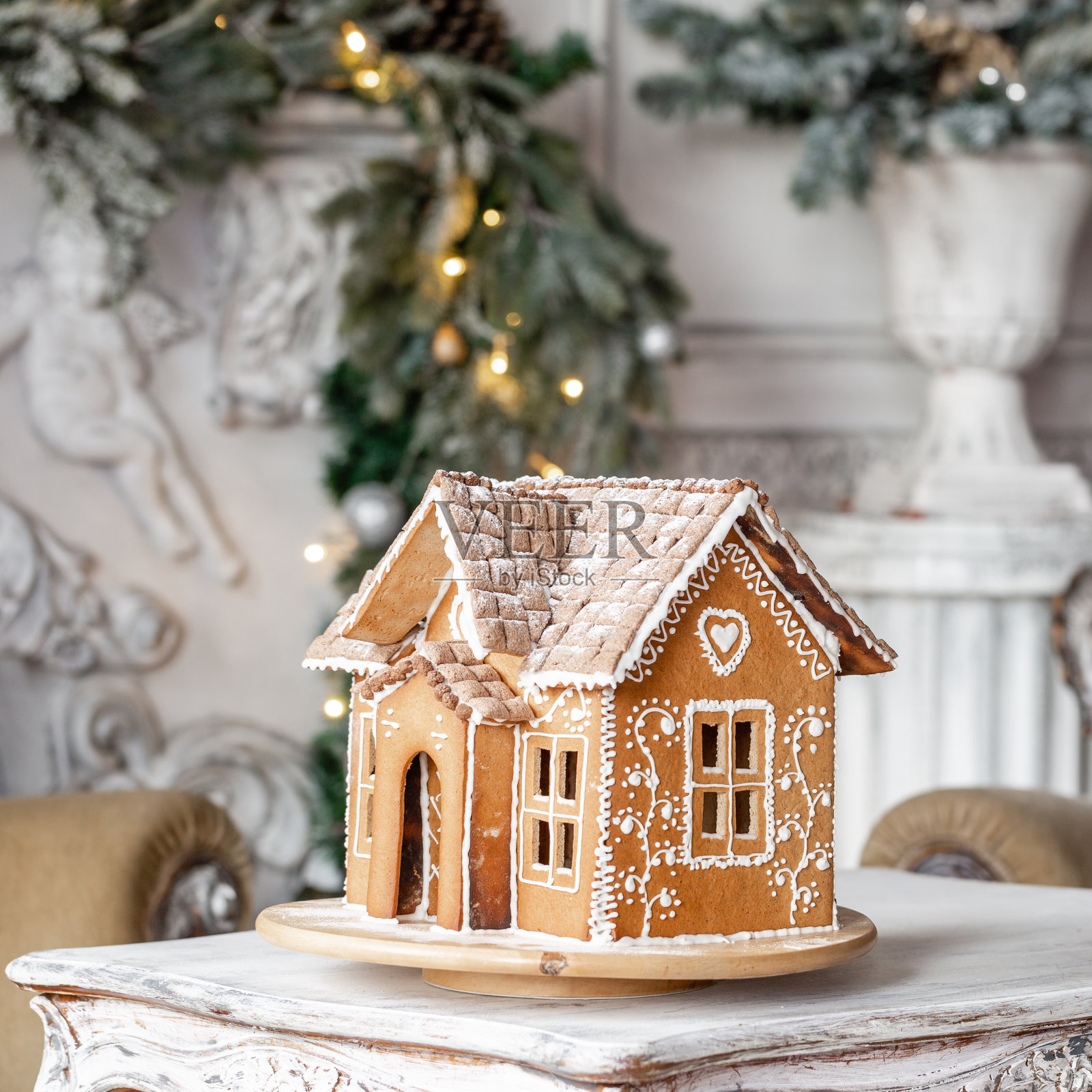 姜饼屋，圣诞概念假日，新年快乐。圣诞树的散焦灯。早上在明亮的客厅。节日的心情。照片摄影图片