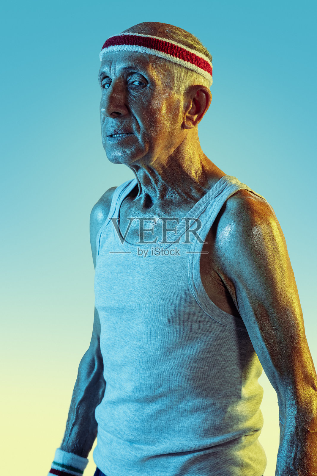 年长男子打网球在运动服装上的梯度背景和霓虹灯照片摄影图片