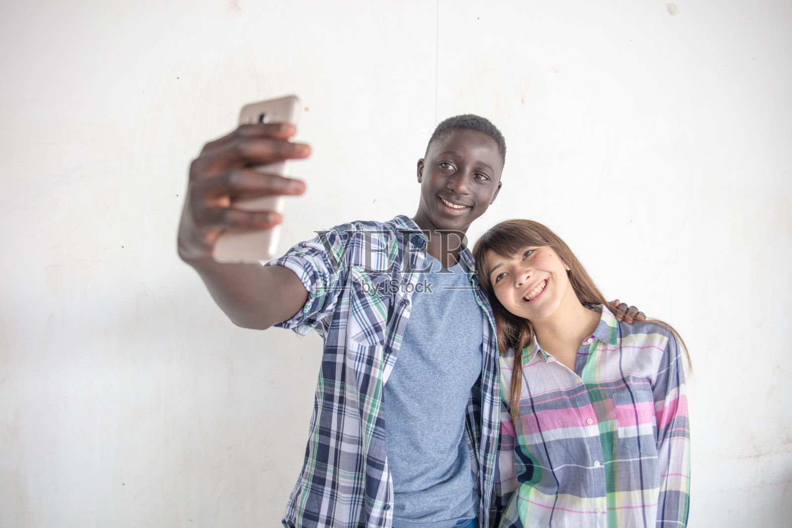 多民族的青少年夫妇自拍的乐趣，isola照片摄影图片