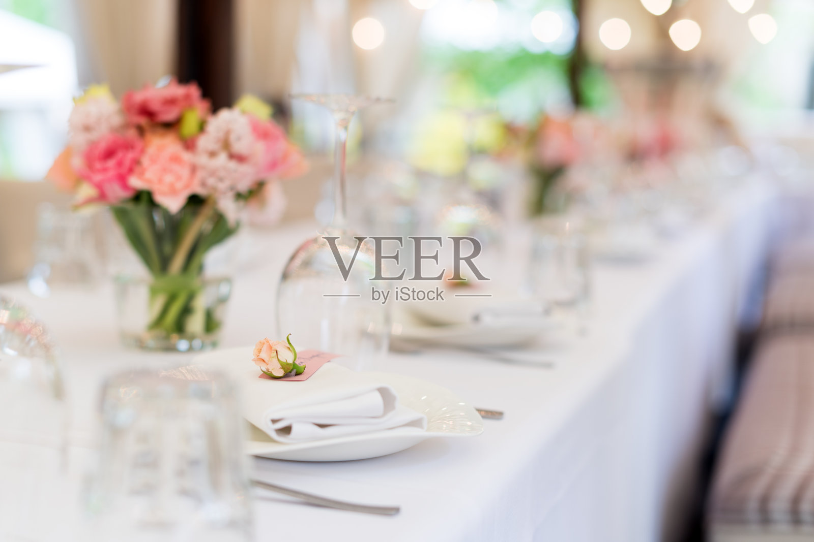 假日和婚宴的花桌装饰。户外餐厅为假日、活动、聚会或婚宴准备的餐桌。照片摄影图片