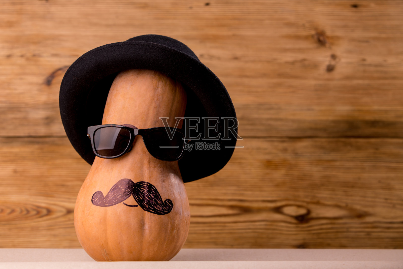 可爱的男人南瓜脸在乡村背景照片摄影图片