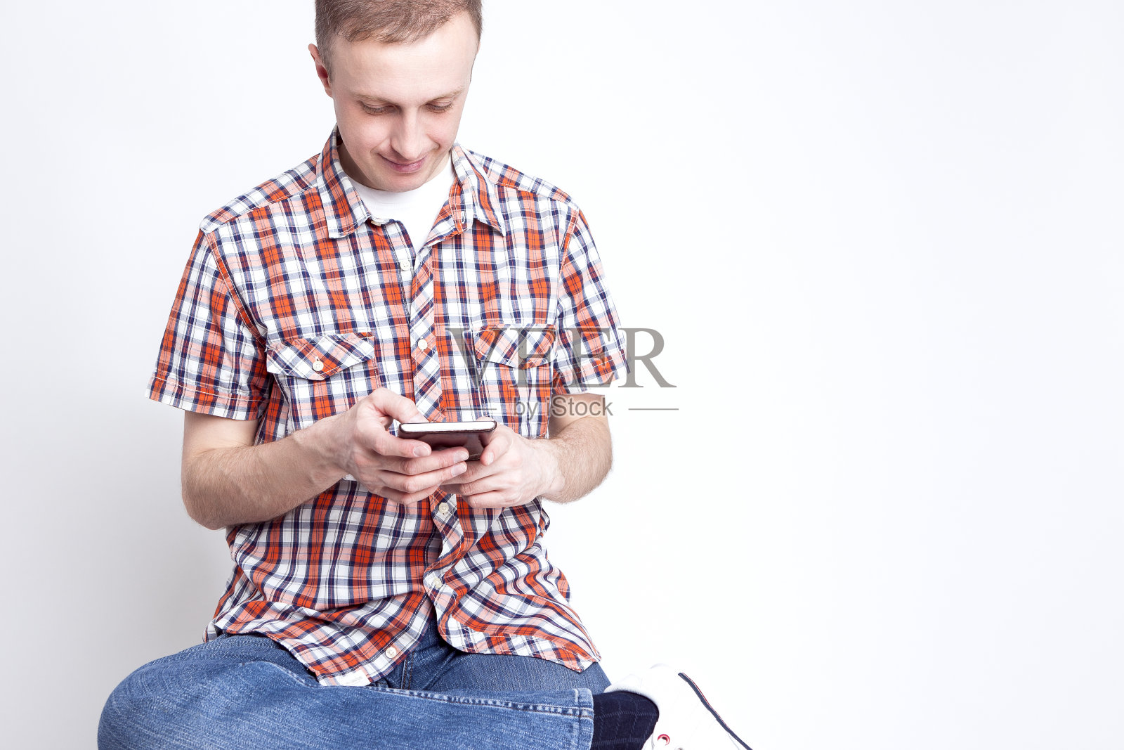 青年生活方式的想法。快乐的白人男子用手机聊天的肖像。在白色背景下摆姿势。水平的形象定位照片摄影图片