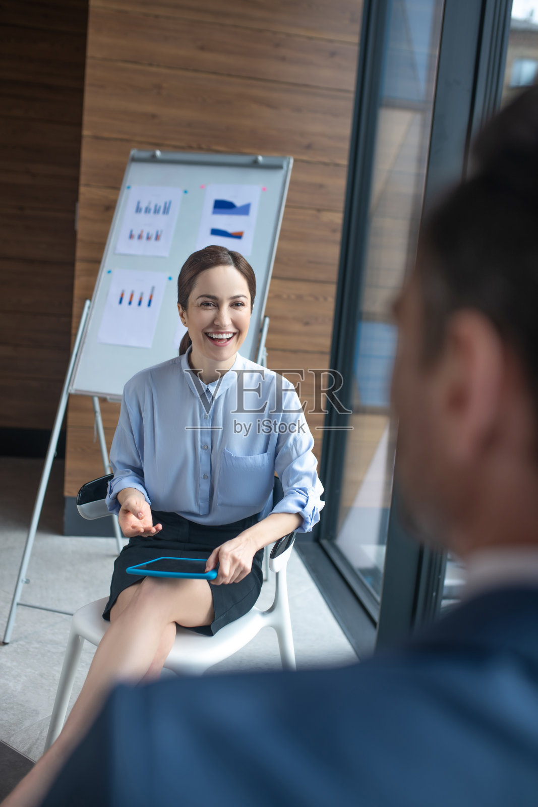 商业杂志记者在采访商人时面带微笑照片摄影图片