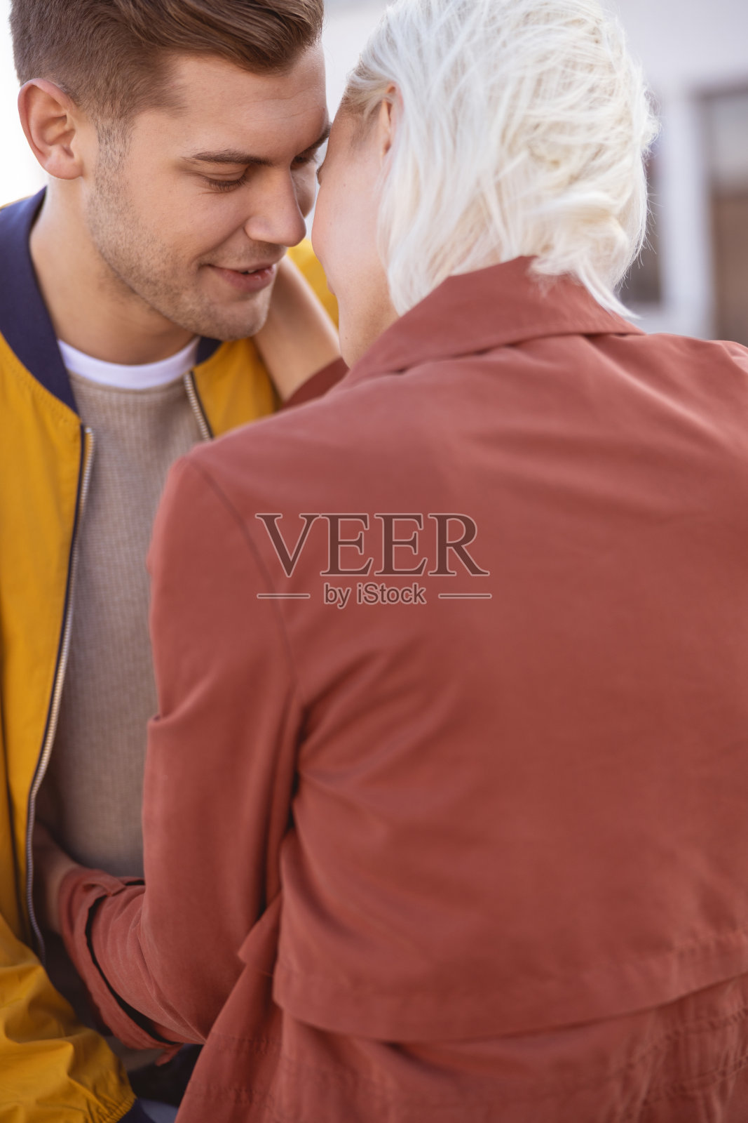 两个相爱的人准备接吻照片摄影图片