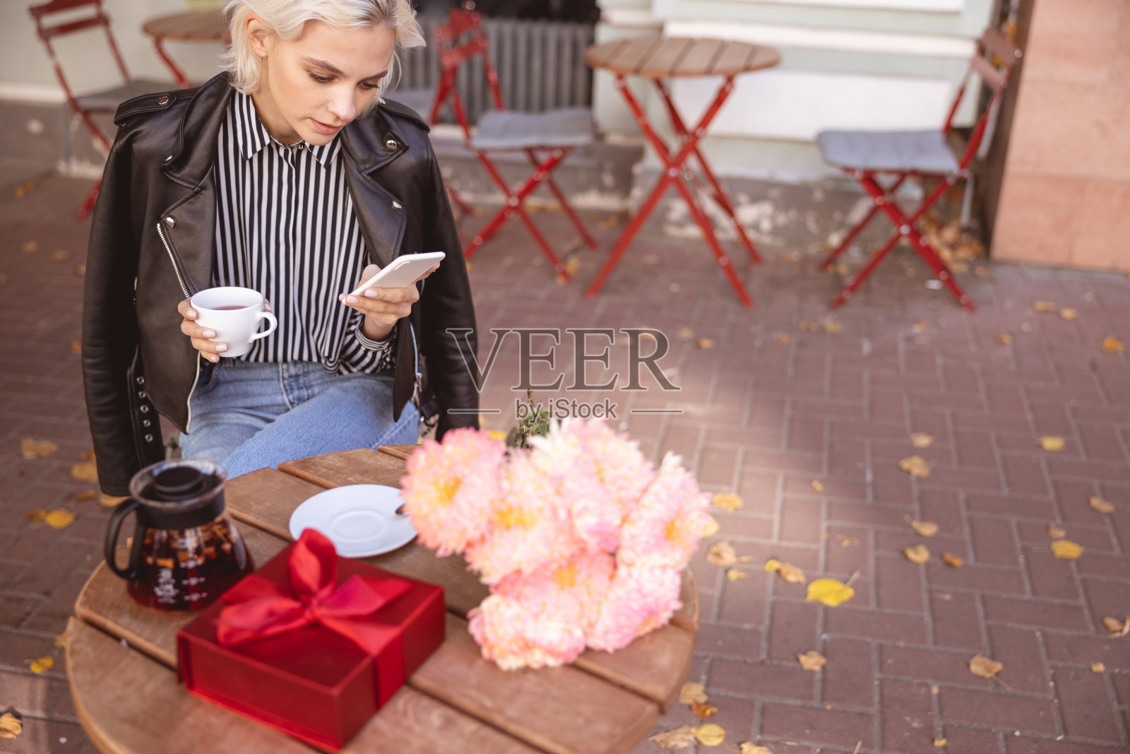 一个专心写电话留言的女人照片摄影图片