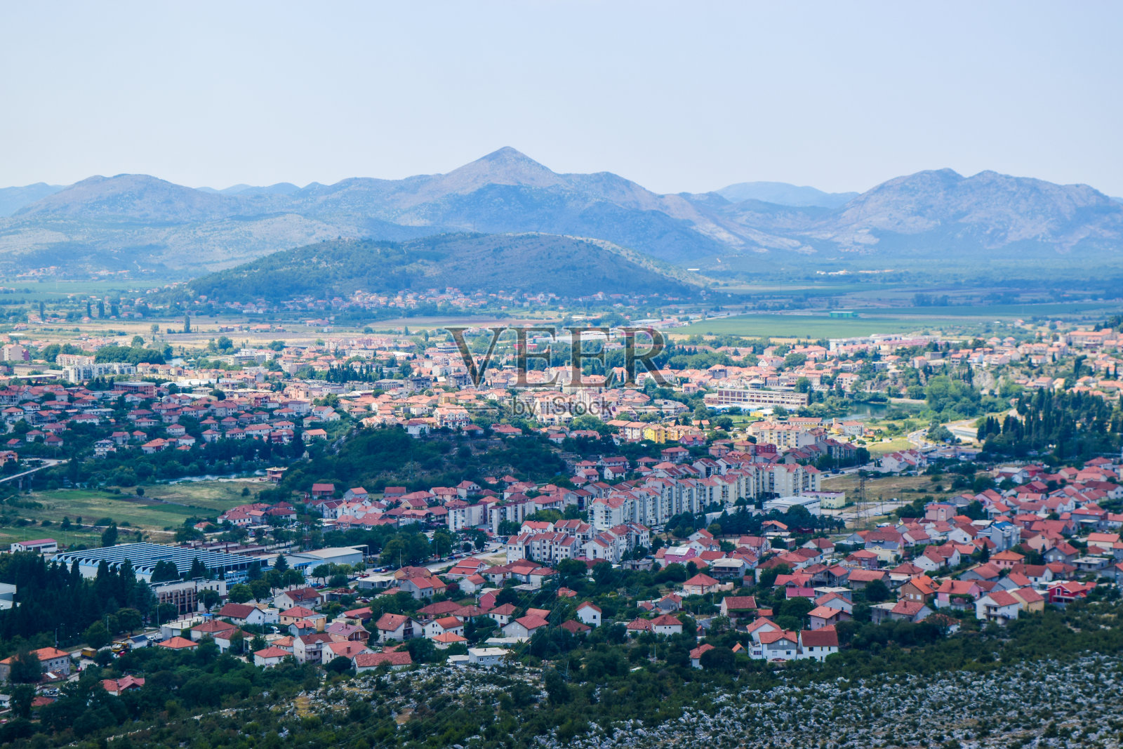 Trebinje城市景观。照片摄影图片