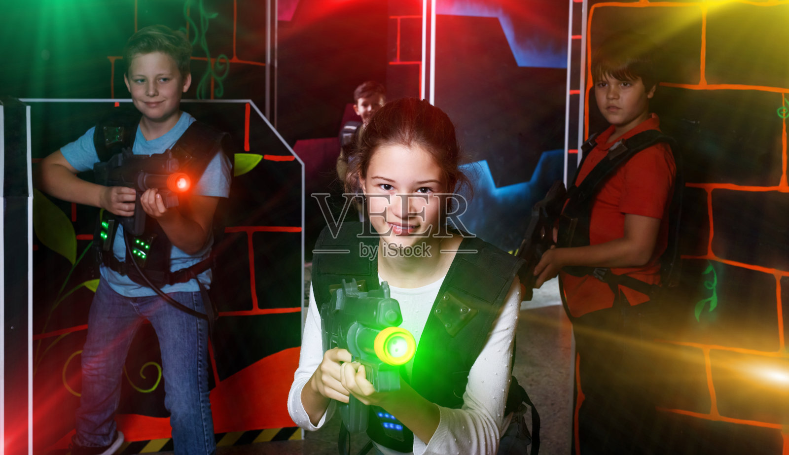 和朋友玩激光枪战的女孩照片摄影图片