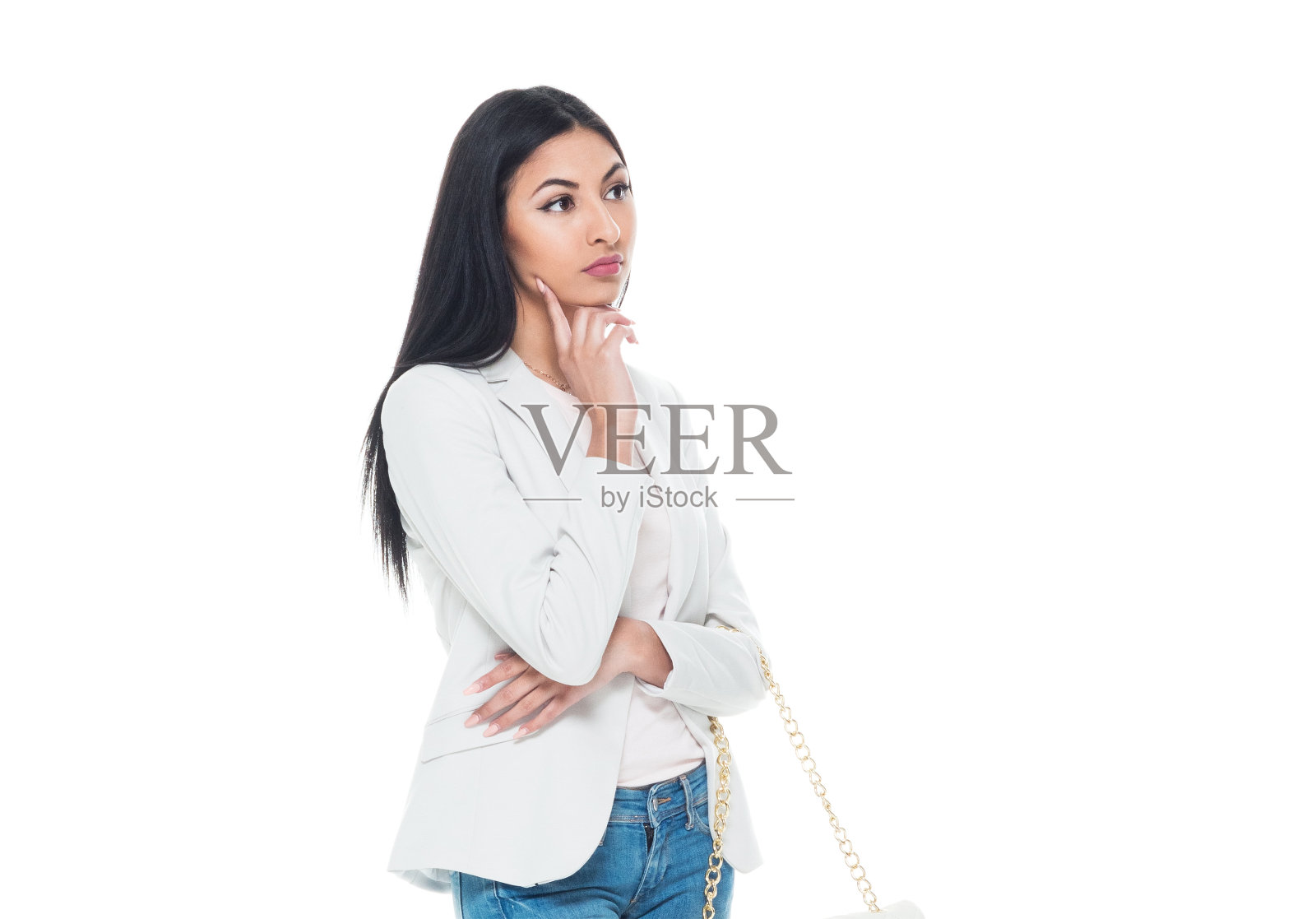 一个人/侧视图/腰部以上的20-29岁的成年人美丽/长头发拉丁美洲和西班牙裔种族的女性/年轻女性站着穿着运动夹克/夹克谁在思考/微笑/快乐/愉快/凉爽的态度照片摄影图片