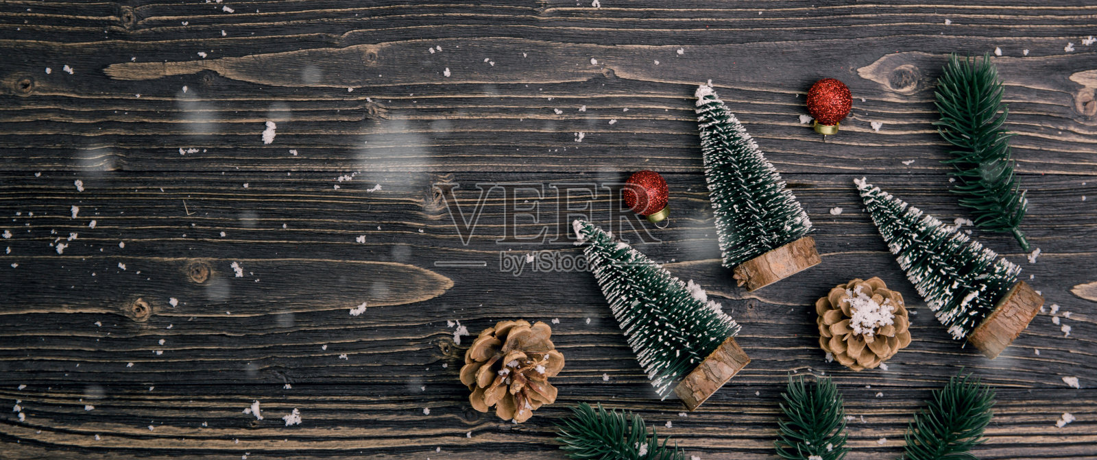 圣诞假日的构图装饰在木制的背景上，新年和圣诞节或周年的礼物在季节木桌子上，俯视图或平lay，横幅网站。照片摄影图片