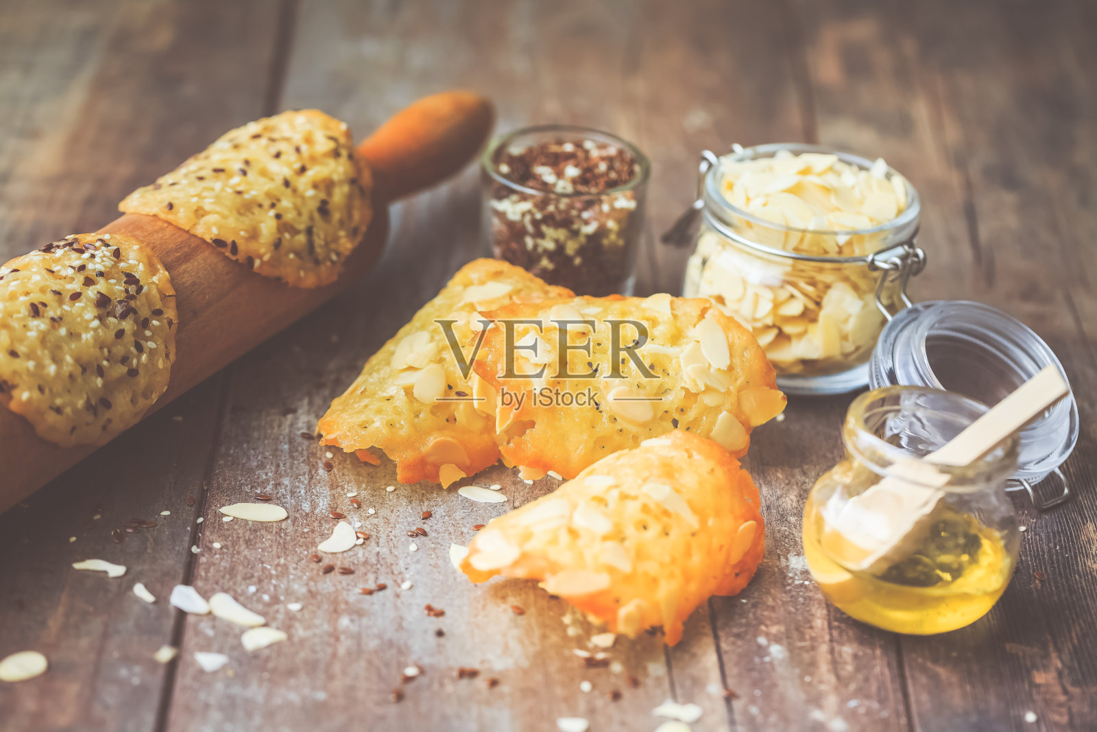 法式饼干“瓦”里有杏仁、芝麻、亚麻籽。照片摄影图片