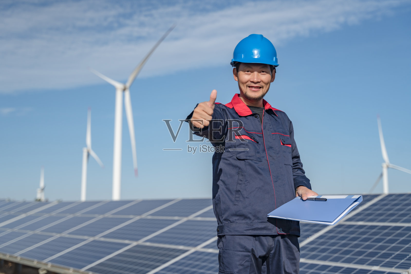 太阳能发电厂工程师正在检查照片摄影图片