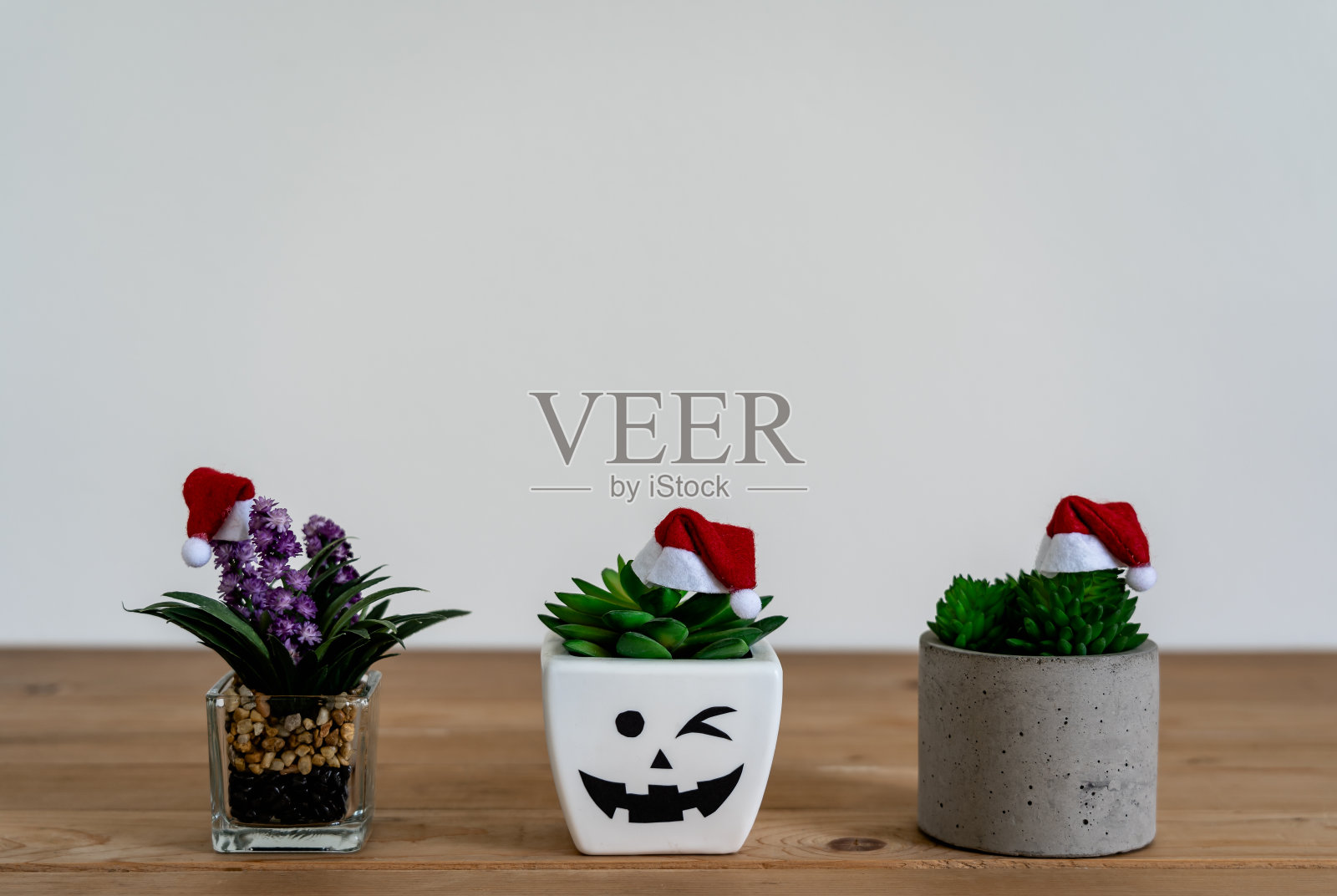 圣诞节装饰品与新年饰品概念配饰：仙人掌盆栽与圣诞老人摆件，现代乡村棕灰色石材背景，设计空间照片摄影图片