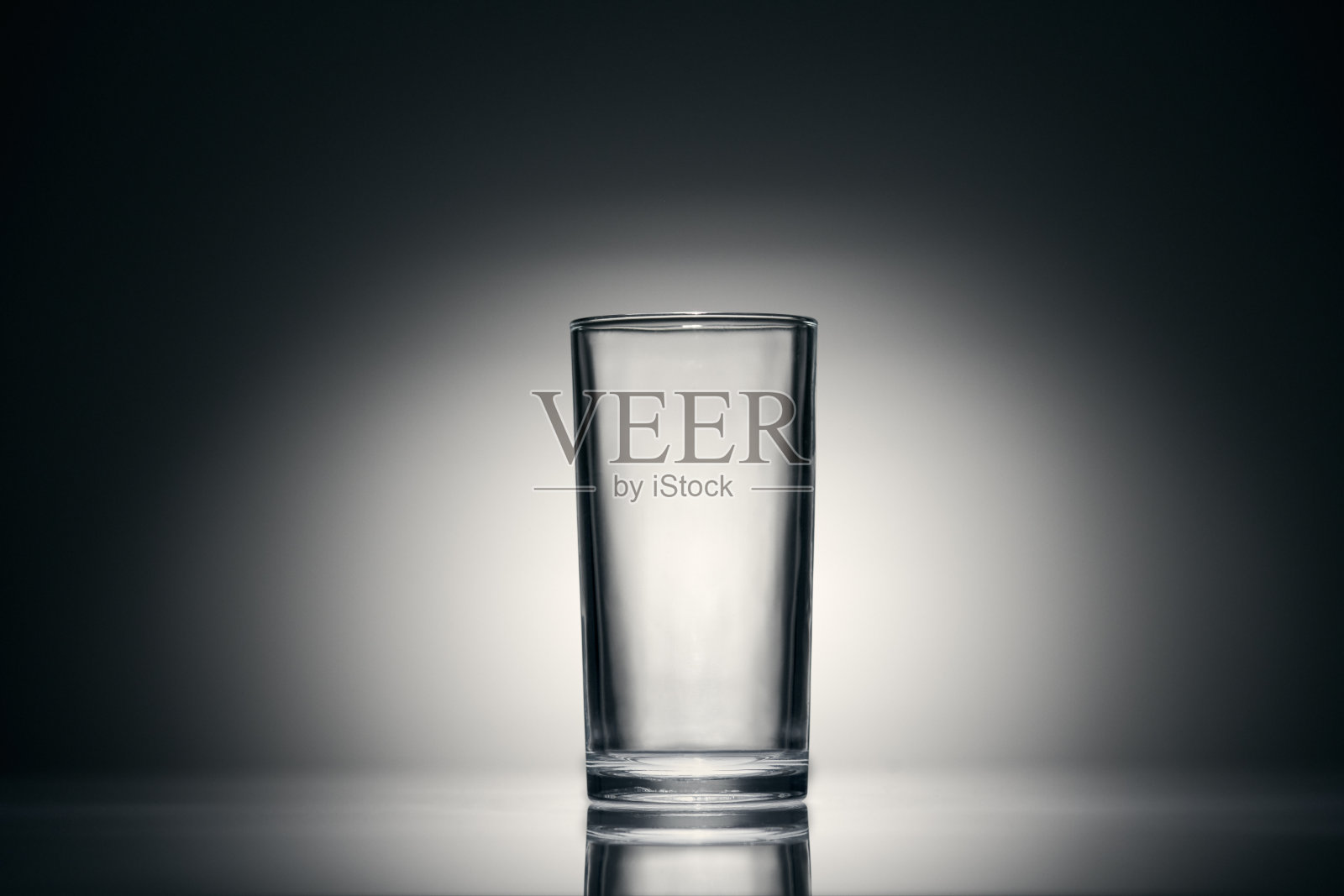 一个空的水杯，背景是黑色的照片摄影图片