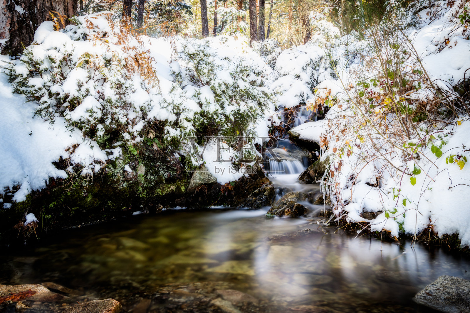 圣诞节池塘里的瀑布。照片摄影图片