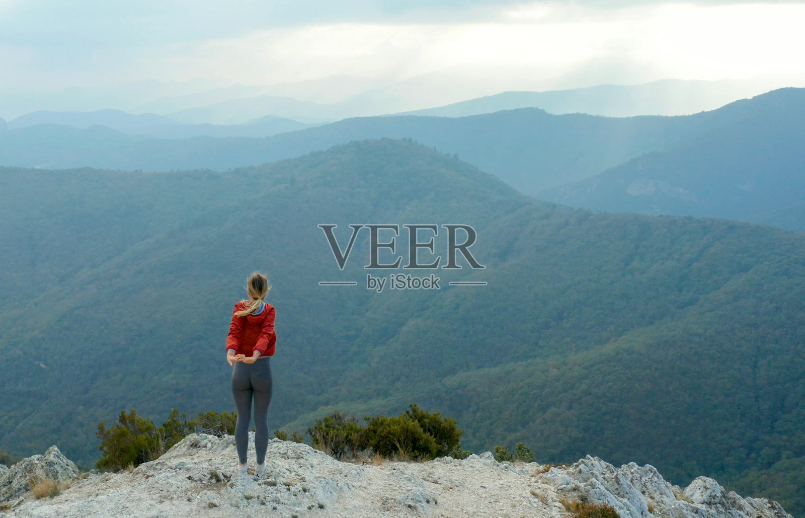 鸟瞰图的女性越野跑者上升的山脊照片摄影图片