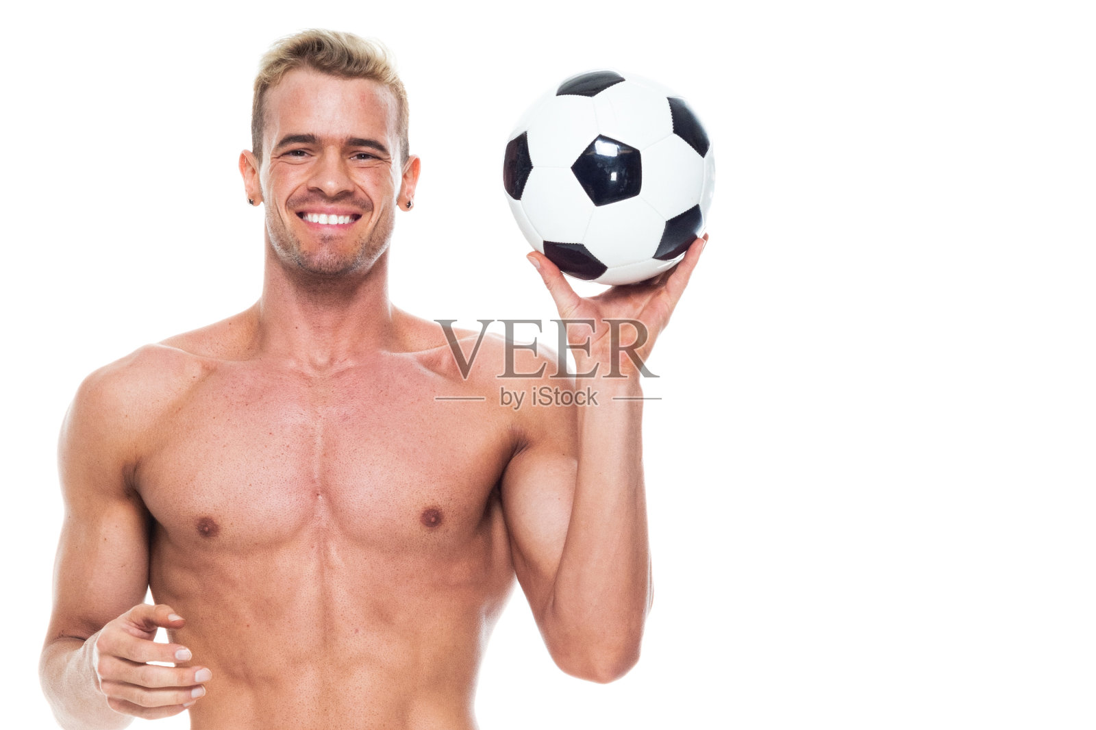 一个人/腰部以上的20-29岁的成年英俊的人高加索青年男子/男性足球运动员站着谁是微笑的/快乐的/愉快的/赤光的谁是赤脚和拿着足球与拷贝空间照片摄影图片