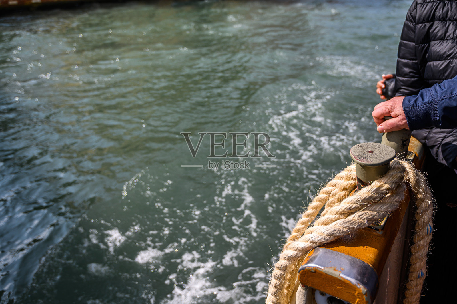 意大利威尼斯。系泊绳在挡泥板上，汽艇。照片摄影图片