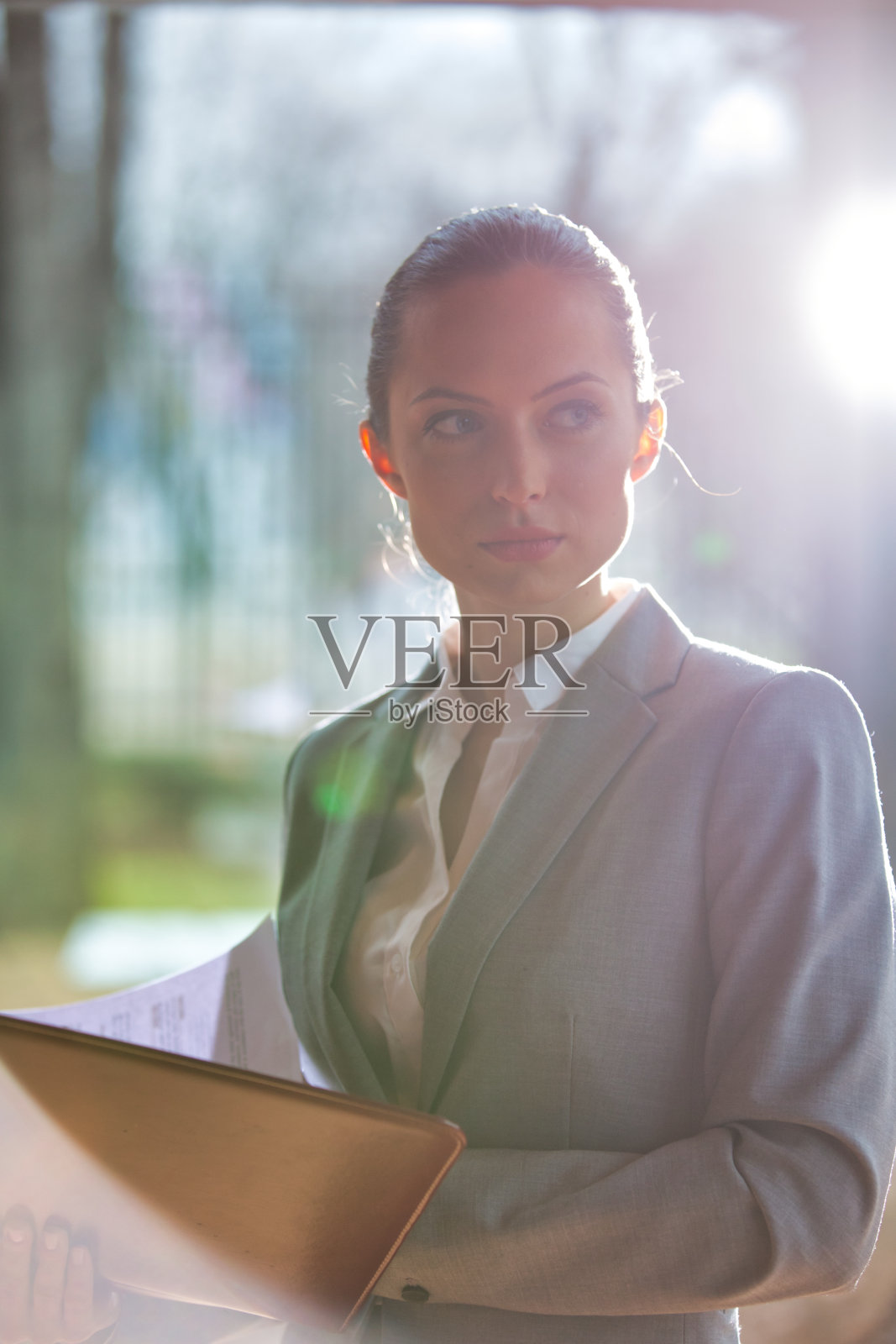 自信的年轻女商人站在办公室照片摄影图片