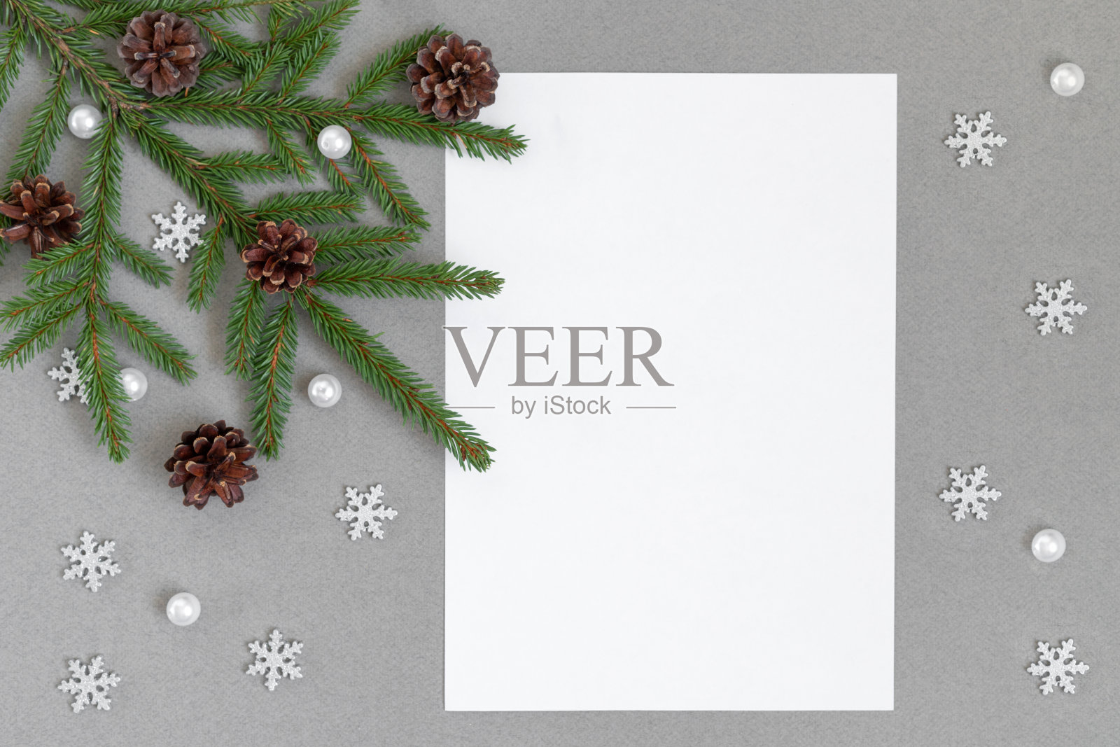 有冷杉树枝，锥形和银色雪花的圣诞模型。新年快乐。冬天的概念。空间的文本。照片摄影图片