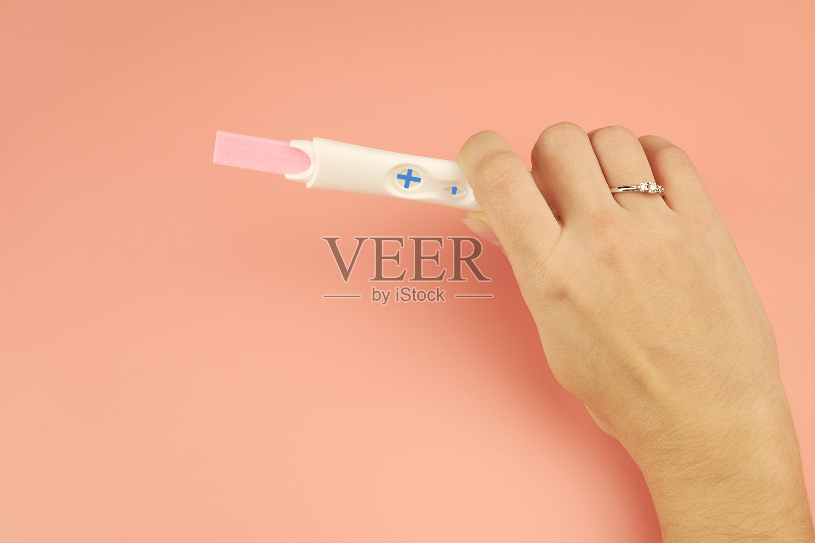 积极的怀孕测试。照片摄影图片