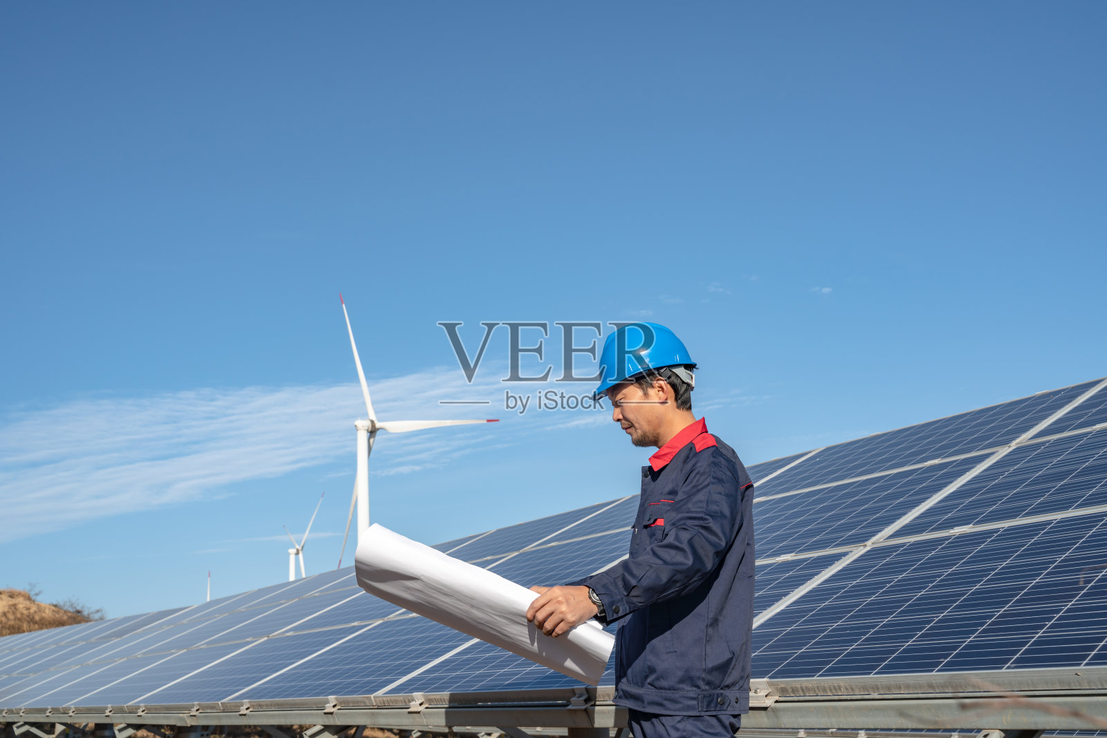 太阳能发电厂工程师正在检查照片摄影图片