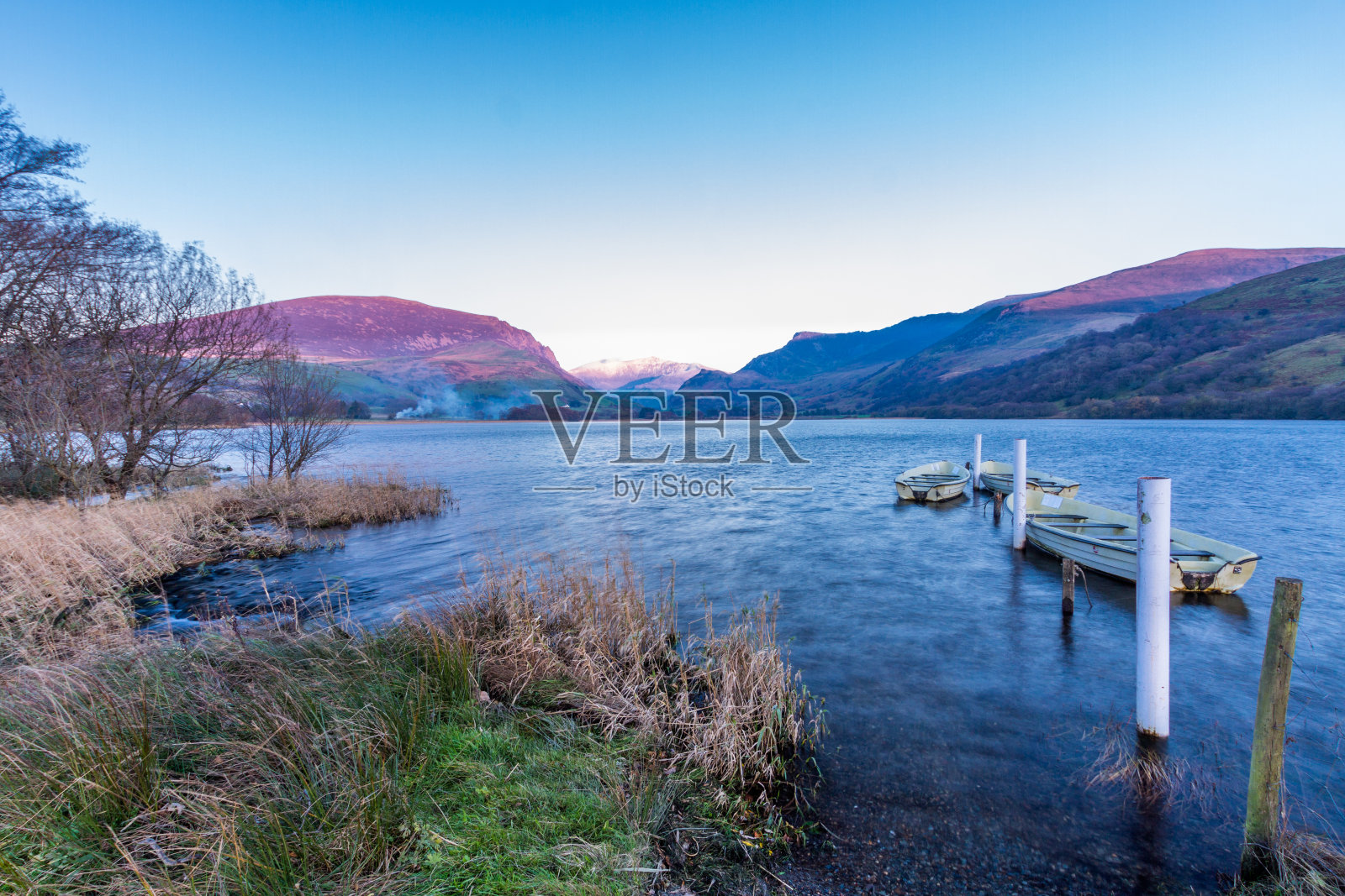 日落湖，小船，斯诺登山。照片摄影图片