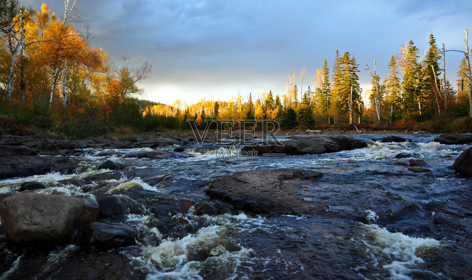 汹涌的河流在景观中流动照片摄影图片