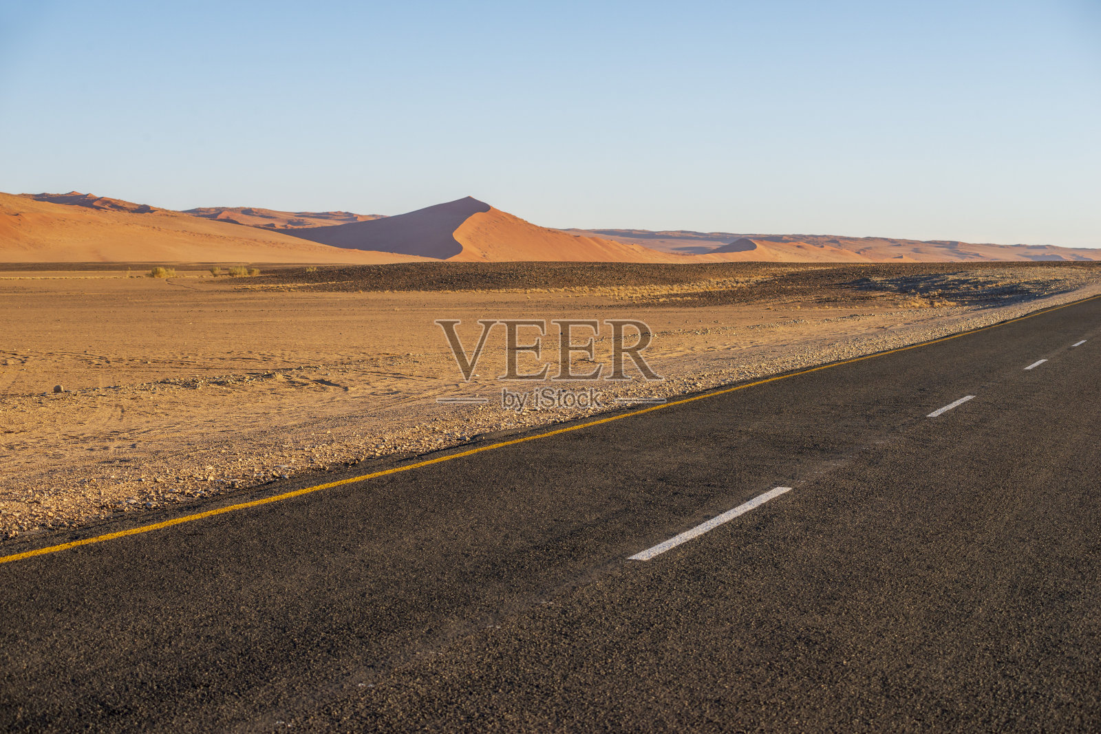 高速公路在沙丘照片摄影图片