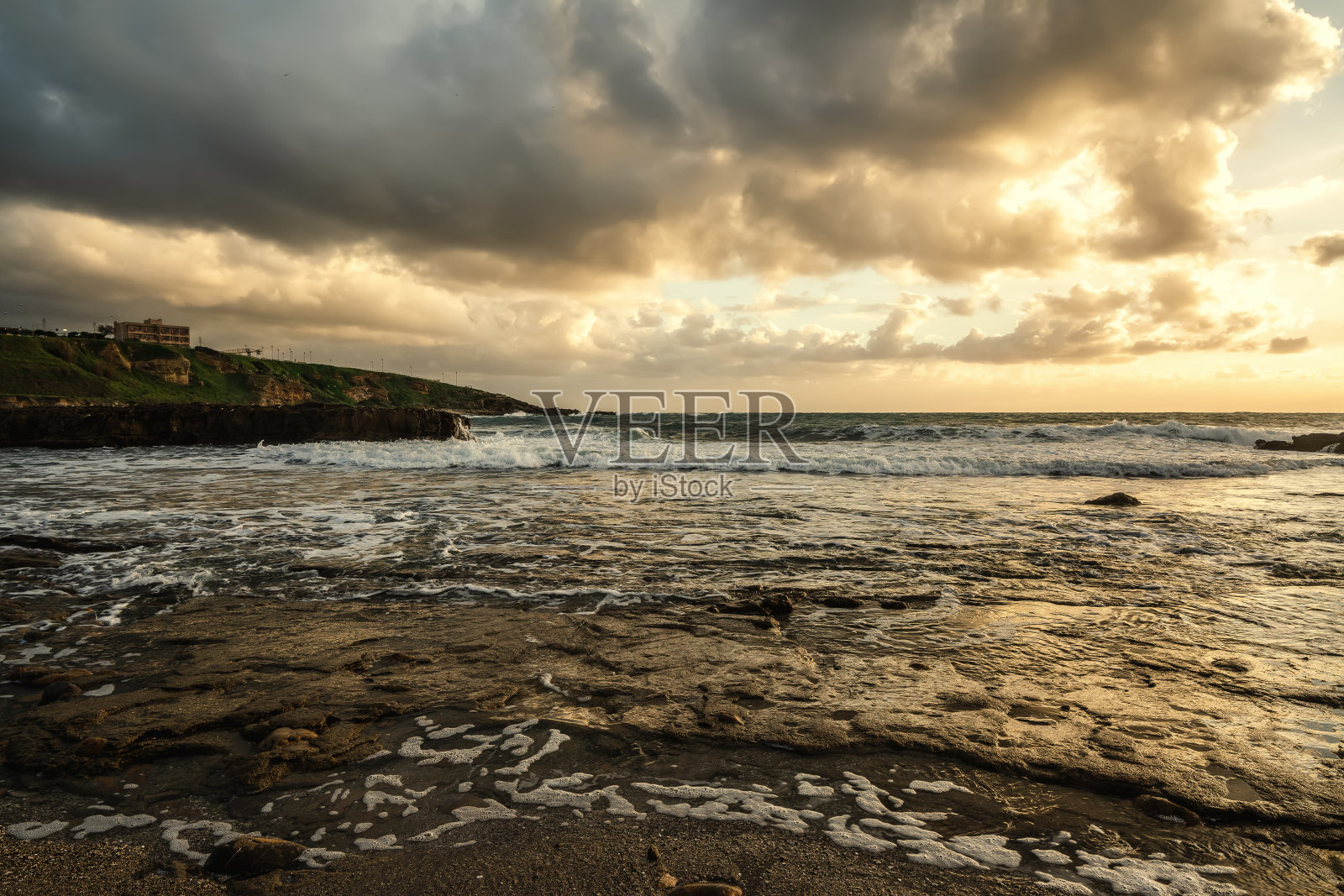 日落时分，阿尔盖罗岩岸上空乌云密布照片摄影图片