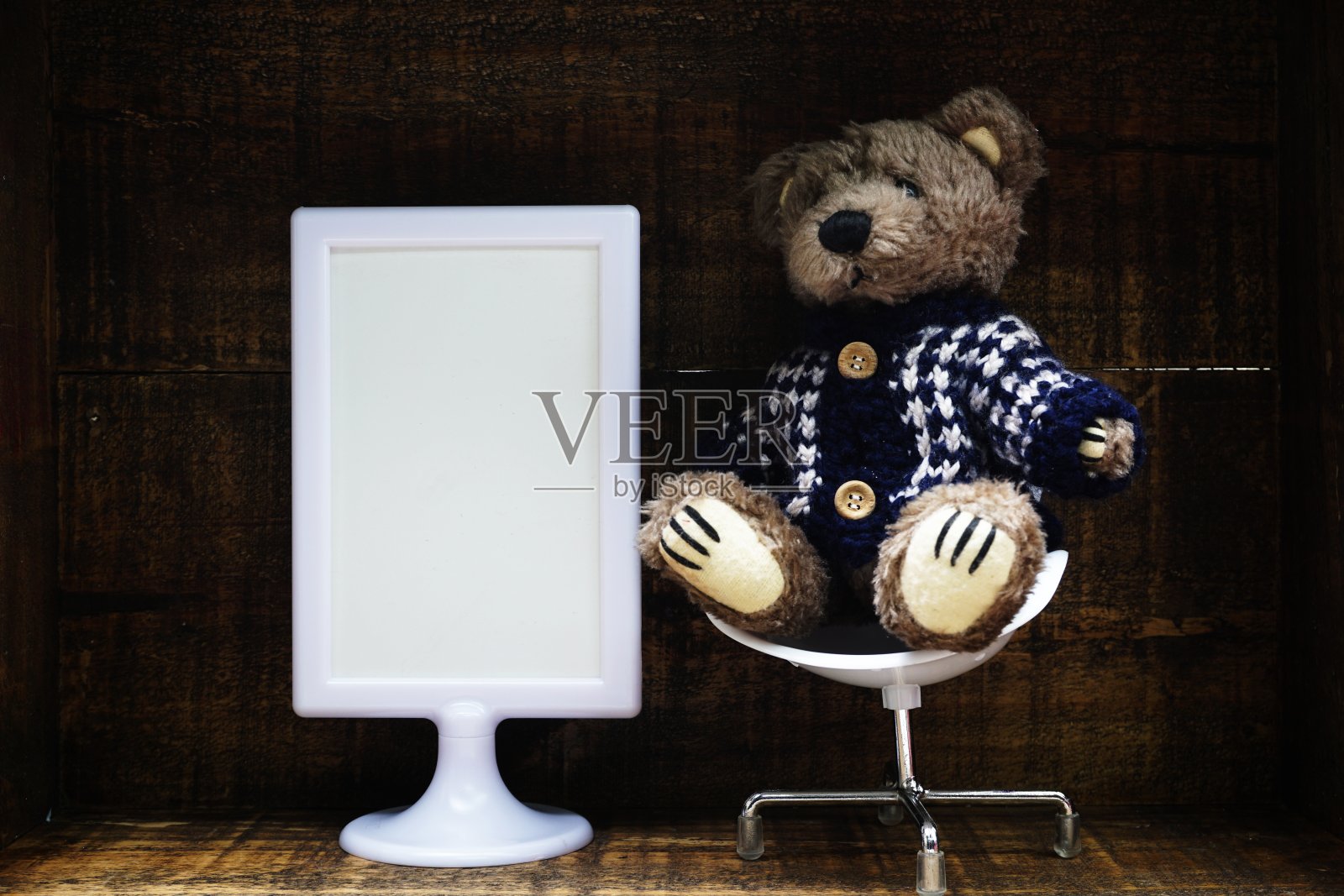 空白展示架架与泰迪熊在木制背景照片摄影图片