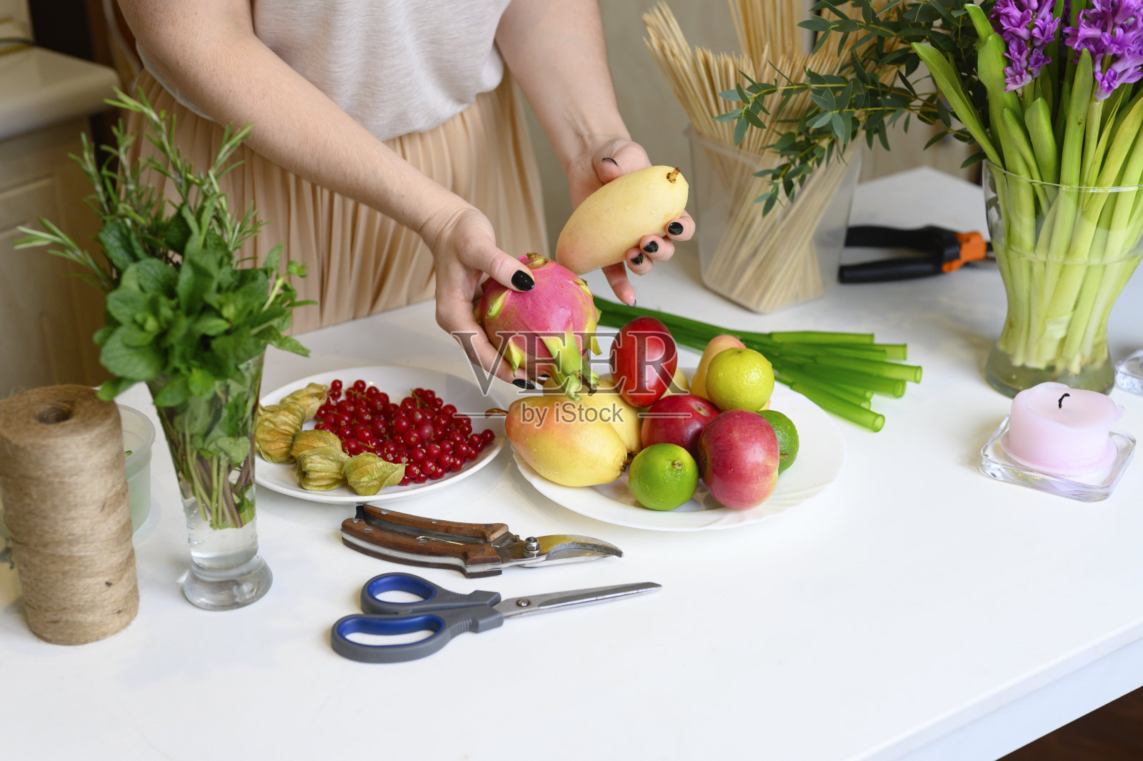形成水果和花束的过程。新手教程，你自己做。图六，女子手握火龙果和黄芒果照片摄影图片