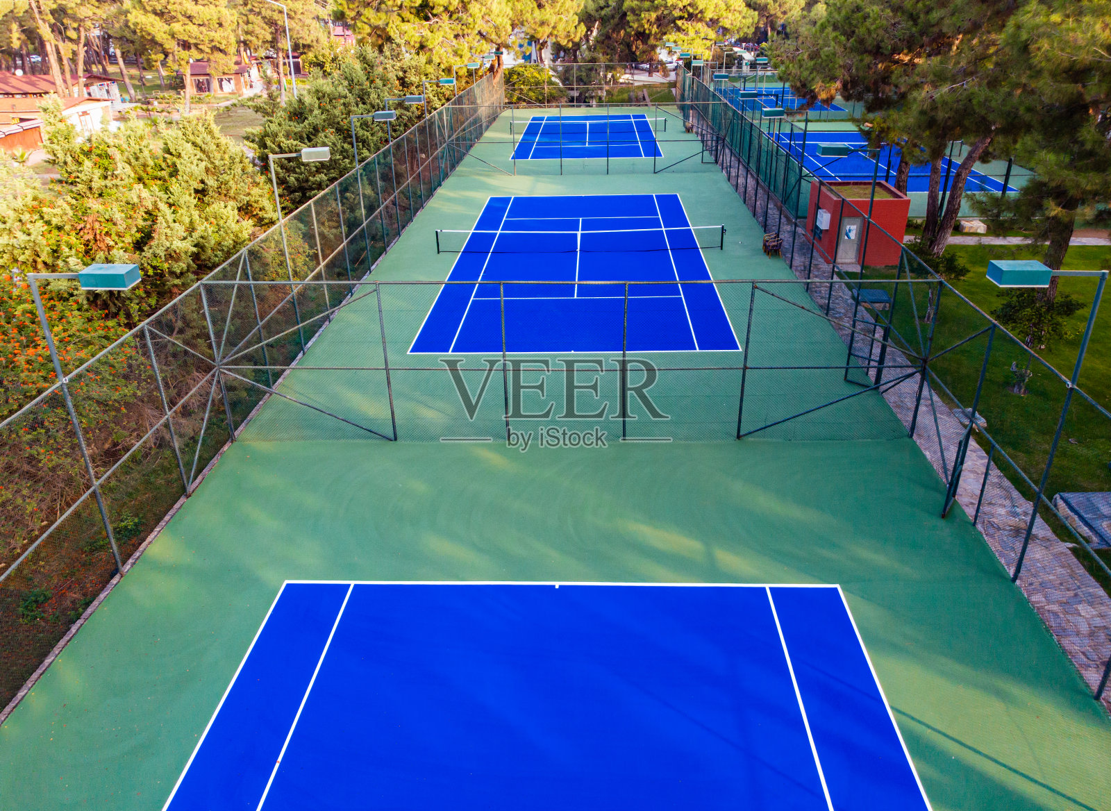 鸟瞰森林中的网球场照片摄影图片