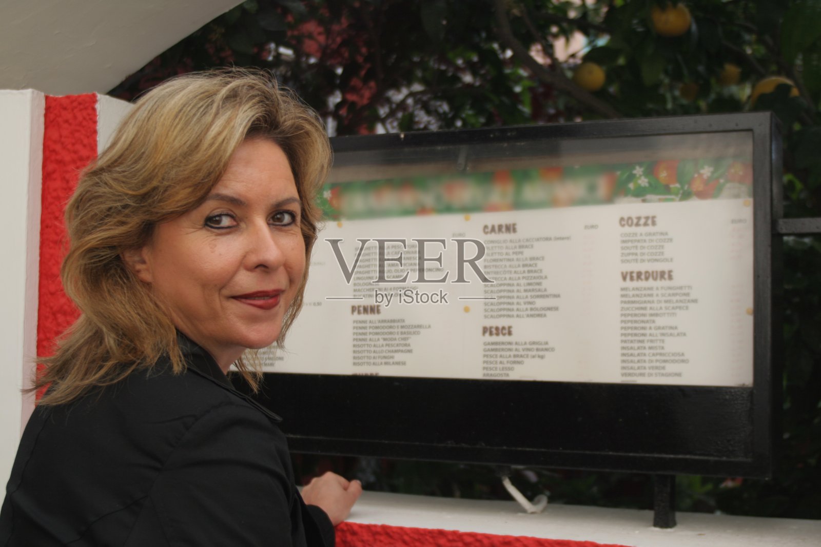 意大利餐厅前的美女照片摄影图片