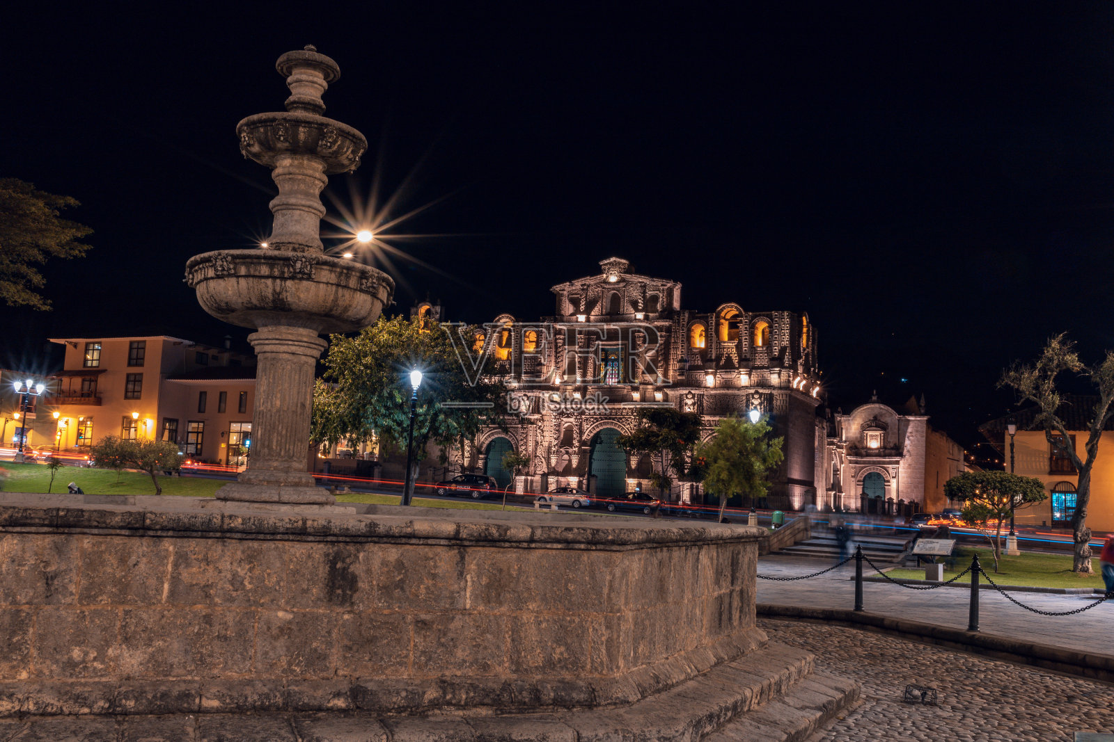 秘鲁卡哈马卡的游泳池和主广场之夜照片摄影图片