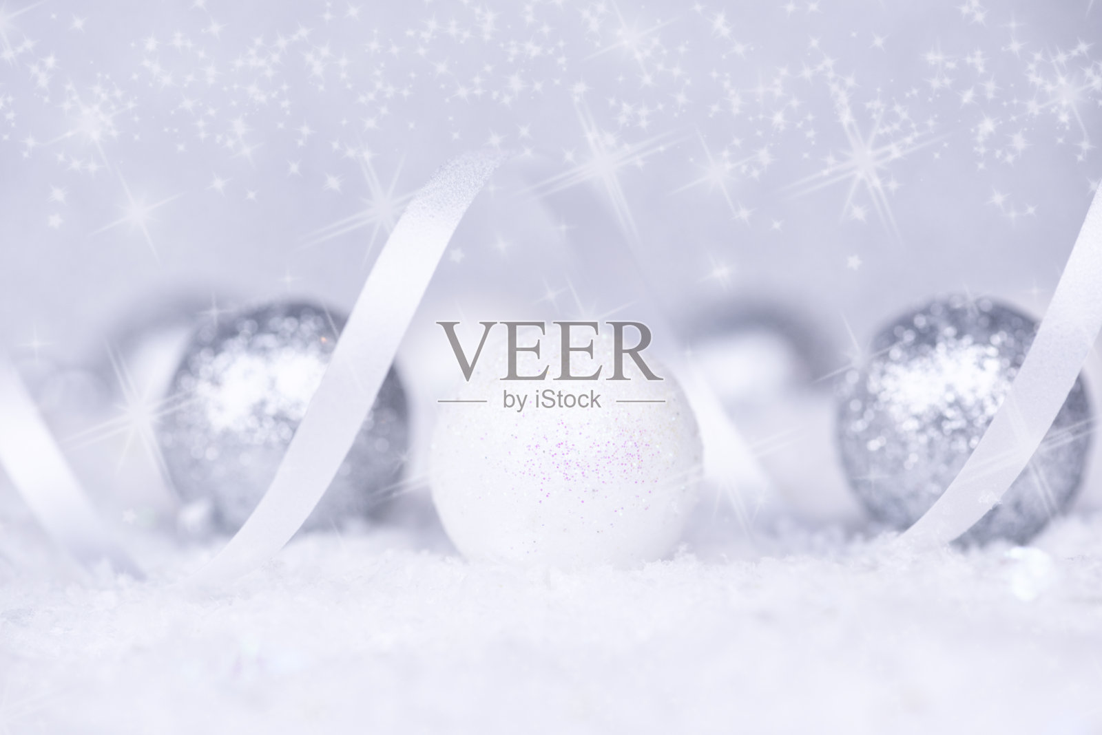 圣诞节的背景。圣诞节的白色和银色装饰在白色的雪花上照片摄影图片