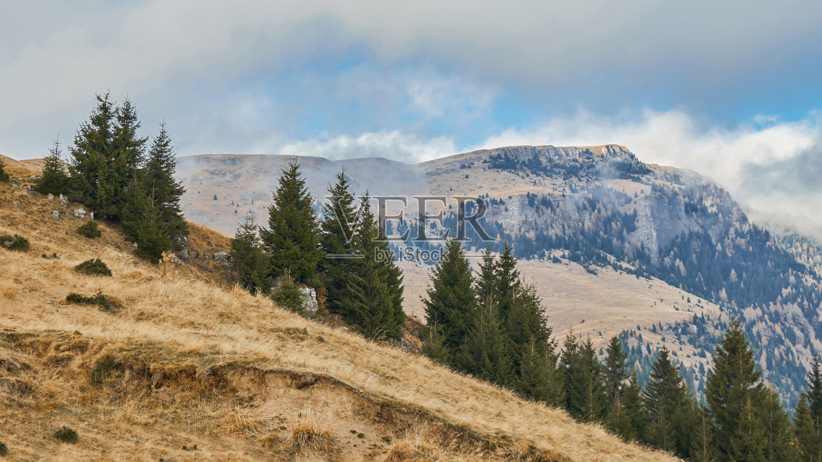 大山在云中照片摄影图片